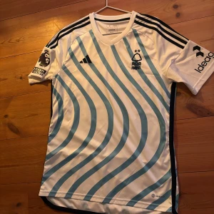 Nottingham Forest Borta 23/24. - Storlek M, fint skick, som ny. Kvitto finns kvar.