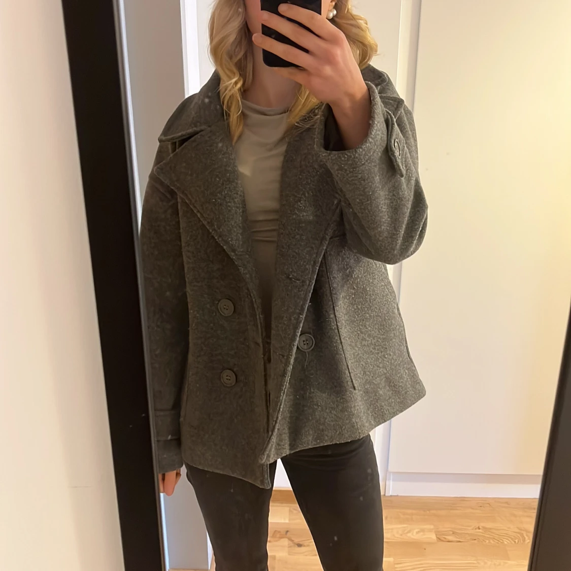 Grå kappa med knappar