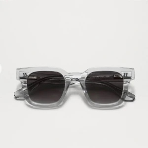 Chimi solglasögon grå 04 - Helt nya chimi 04 grå. Inga repor eller tecken på andvändning, då jag inte använt dom. Pris går att diskuteras. Nypris 1400 kr.