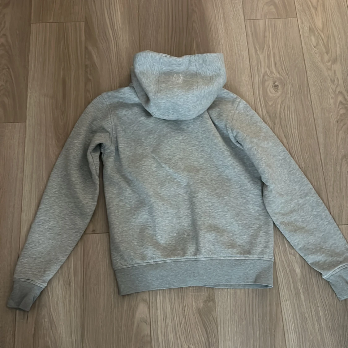 Grå hoodie från Sail Racing - 1