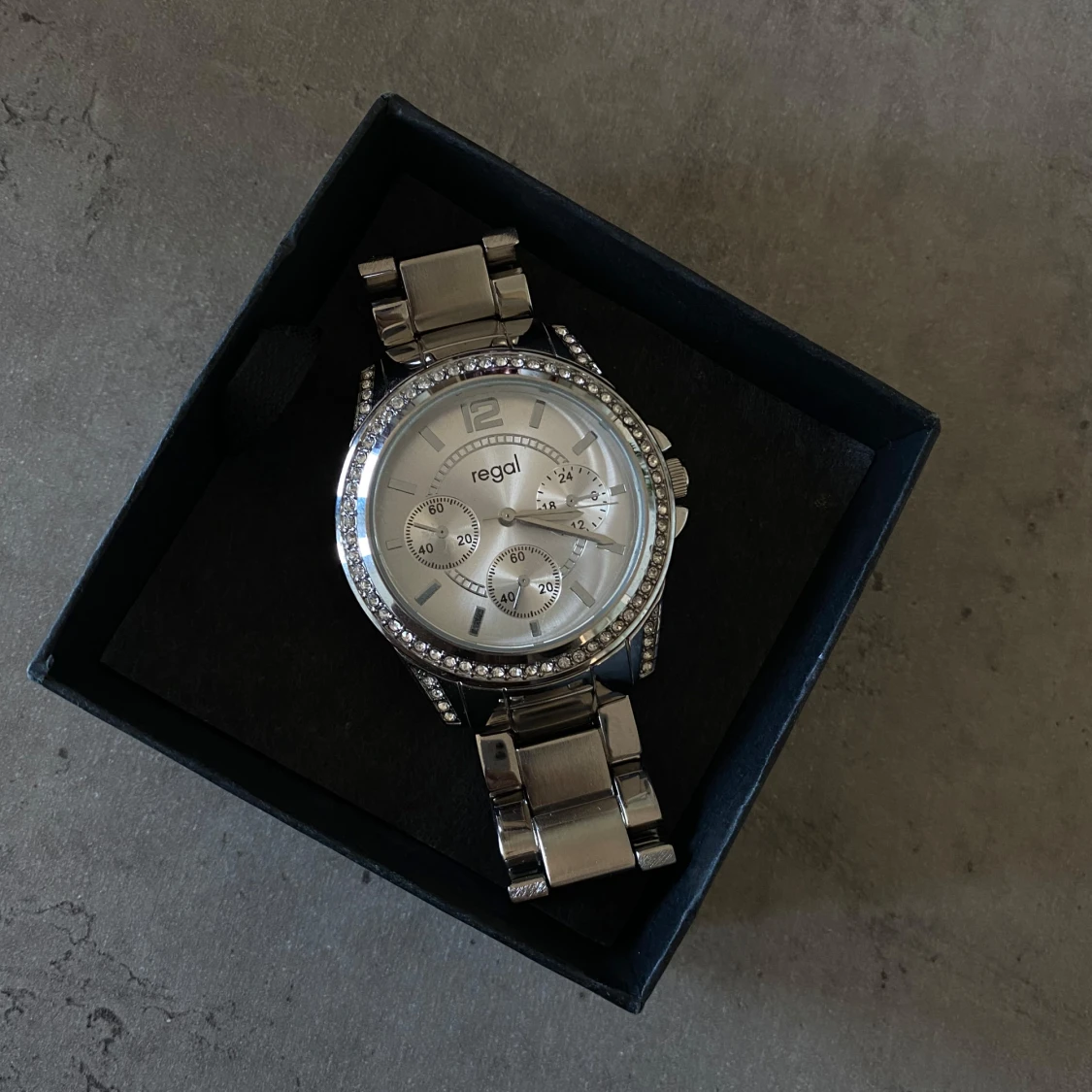 Silverfärgad klocka från Regal