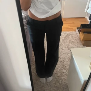 Lågmidjade kostymbyxor  - Lågmidjade utsvängda kostymbyxor från bikbok i modellen Maddie💕nypris 500, som nya!!