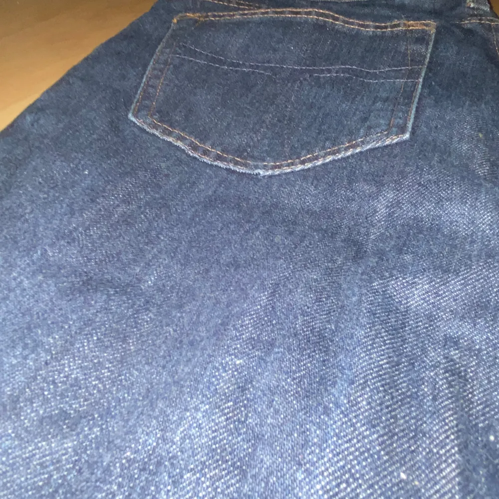 Snygga mörkblå jeans från Tiger of Sweden med klassisk femficksdesign och knappgylf. Perfekta för dig som letar efter en grisch/Laidback stil. Men som vill hitta det för en bättre budget. Jeansen og pris ligger runt 1600kr och jag säljer dem för 420kr. Jeansen är i ett bra skick men använda. (Jeansen är 33/34 i storlek, men passar som 32-32).Priset är ej hugget i stenen, och för minsta lilla fundering/fråga så är det bara att fråga på.. Farkut & Housut.