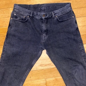 Svarta jeansbyxor - Svarta jeans. Slimfit passform! Priset inte hugget i sten. Skriv vid fler frågor!