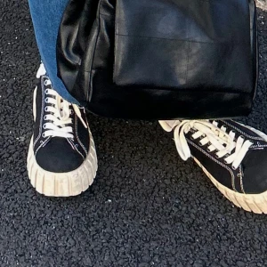 Eytys skor - Snygga skor från eytys som nu är till salu, anledningen till att de är lite smutsiga är för att jag va ”smart” och gick på promenad med dom när det regnade. Det går att få bort i tvätt. Annars har de varit använda väldigt fåtal gånger. Nypris 1900. Vid snabb affär kan priset absolut diskuteras