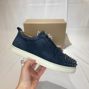 Louboutin skor  - Mycket Eftertraktade || Christian Louboutin || skick 9/10 || storlek 41 || made in Italy 🇮🇹|| 100% äkta || allt og medföljer || nypris ca 9400kr mitt pris endast 4999kr || pris kan diskuteras vid snabb affär!