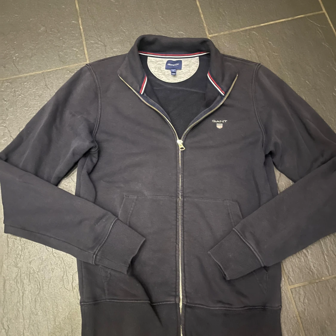 Mörkblå tröja med dragkedja från Gant