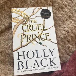 The Cruel Prince - Säljer boken 'The Cruel Prince' av Holly Black, en spännande fantasyroman som ingår i 'The Folk of the Air' serien. Perfekt för dig som gillar magiska världar och intriger. Säljer pga att ja inte riktigt fastnade för fantasyn ☺️