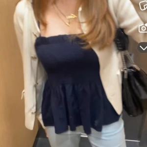 Mörkblå topp - Somrig smockad mörkblå topp från schein knappt använd strl xs/s