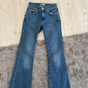 Blå bootcut jeans - Snygga blå bootcut jeans med låg midja. Bra skick. Tryck inte på köp nu utan skriv till mig först