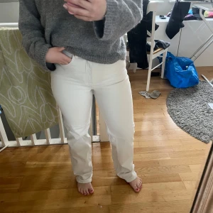 Beigha jeans - Snygga beigha jeansbyxor med en straight passform. Byxorna har en klassisk design med fickor fram och bak, samt en bekväm midwaist. Perfekta för en stilren look.