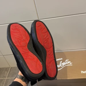 Svarta sneakers från Christian Louboutin - Tja, säljer nu mina as feta loubs i mocka. Perfekt nu inför våren/sommaren💫 Storlek 41, Fits 41-42. Skicket skulle jag bedöma till 8-10 riktigt fina o har mycket liv kvar. 💫 Skickas med allt og samt kvitto. För fler frågor kom pm! Mvh Neo 💫
