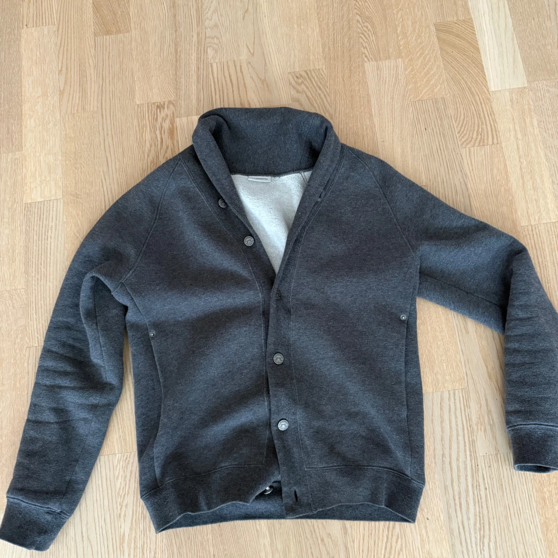 Grå kofta/Cardigan från J.Lindeberg - 1