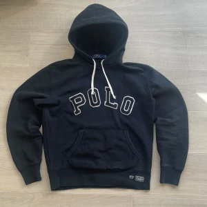 Ralph Lauren Hoodie - Säljer nu en riktigt schysst hoodie från Ralph Lauren. Hoodien är i toppenskick 9/10, och inga defekter förekommer! Storlek Medium. Hör av dig vid intresse! 💫