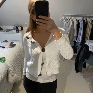 Vit stickad kofta - Säljer en gullig kofta från house of Dagmar i storlek s, använd fåtal gånger, första bilden är lånad 