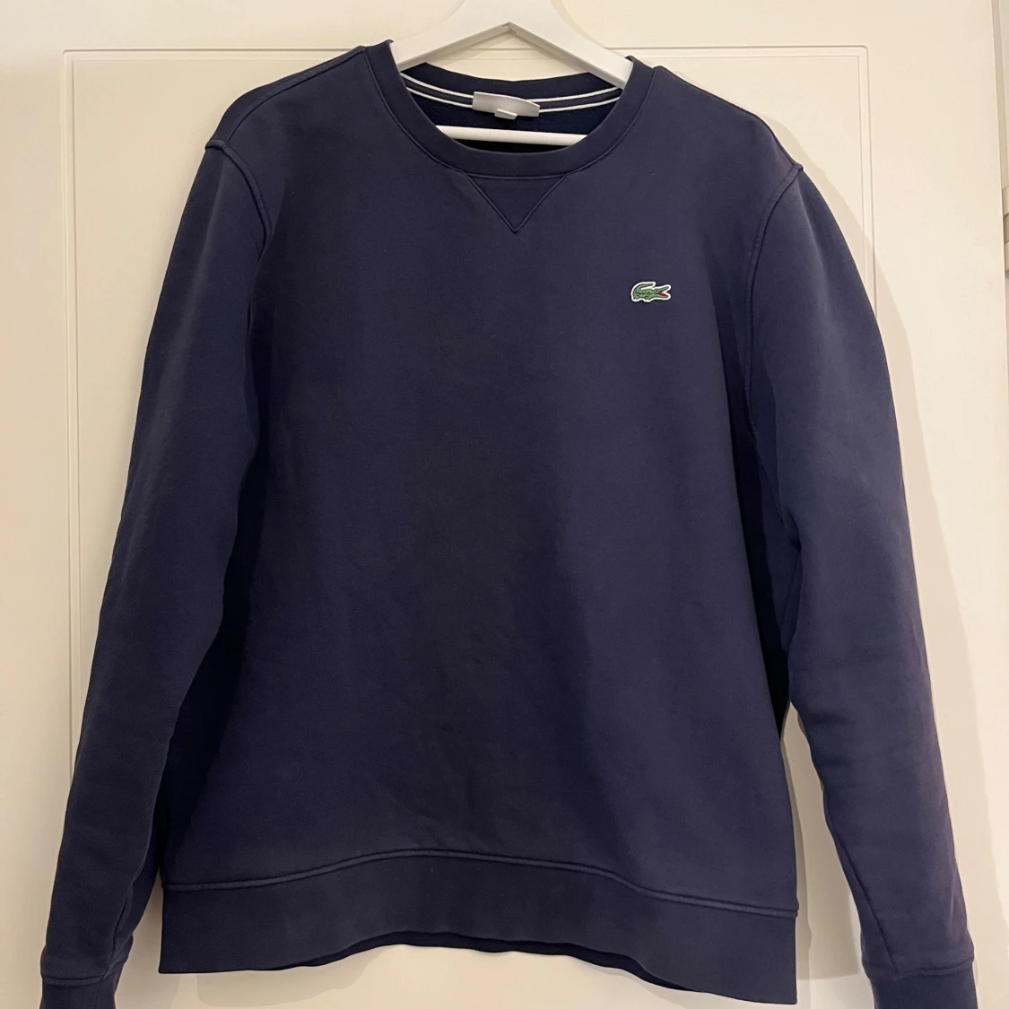 Mörkblå sweatshirt från Lacoste
