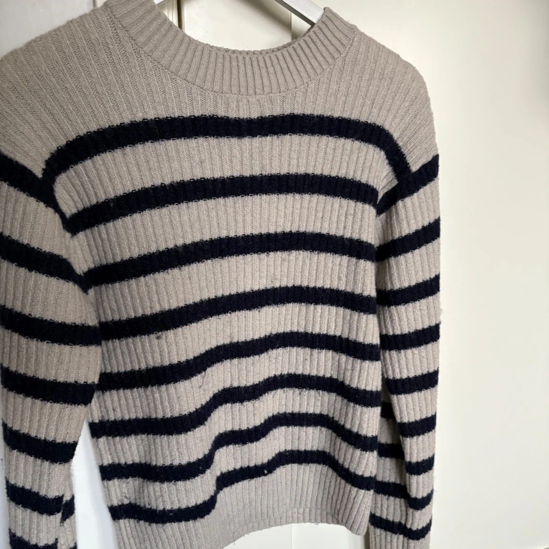 Beige och marinblå randig stickad tröja - 1