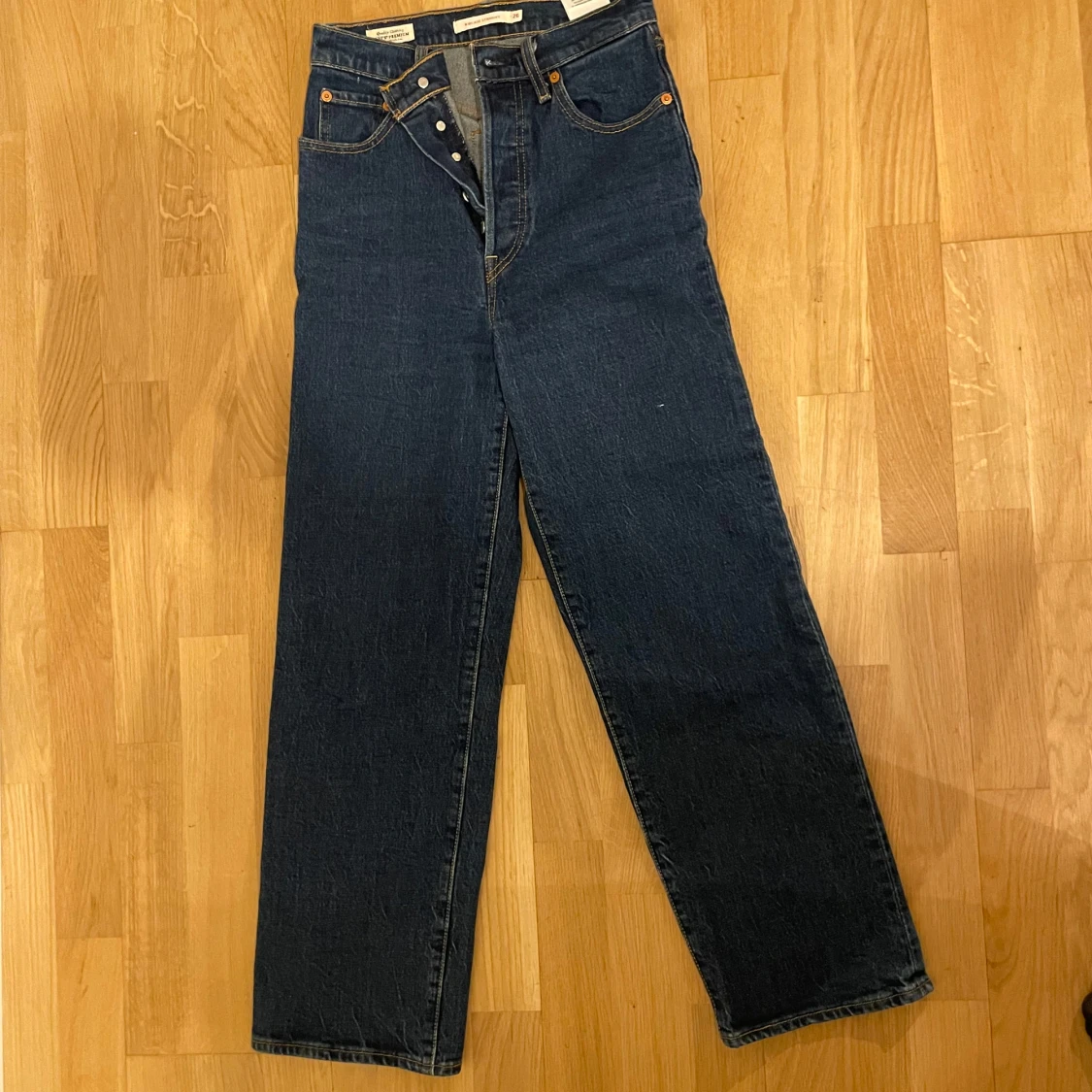 Mörkblå jeansbyxor från Levis