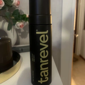 Tanrevel Self-tan Mousse  - Säljer min oanvända Tanrevel Self-tan Mousse i färgen Dark cool 200ml. 