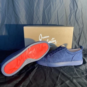 Louboutin skor - Säljer dessa stilrena loubs i nytt skick! | Storlek: 40 | Skick: 9/10 (använda 1 gång) | Tillbehör: allt og följer med! | Hör av er om ni har funderingar eller vill ha detaljerade bilder!✔️| Pris kan diskuteras vid en snabb affär!🤝 (inga byten!)