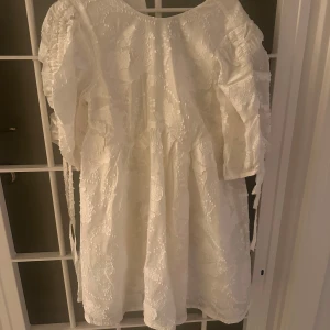 Vit klänning med broderad design - Säljer en söt vit klänning med broderad design och knytbara detaljer på ärmarna från &other stories, helt ny & endast testad🥰😍 Så himla fin till studenten💕