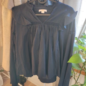 Marinblå blus  - Jag säljer denna marinblåa blus från ginatricot eftersom den inte kommer till användning. Använd ett fåtall gånger och det finns inga tecken på skada.tröjan är i stolek 170 och passar xs-s.  Skriv om du undrar något