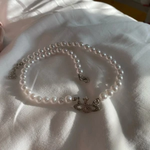 vivienne westwood halsband - Den är använd en gång av min mamma och köptes för några år sedan av henne. Har tyvärr inget kvitto och vi har tappat bort själva lådan till den🥲 den har inte rostat eller ändrats i färg i flera år.  Ordinarie pris var runt 2200-2300kr inte säker exakt) Priset kan såklart diskuteras!💗
