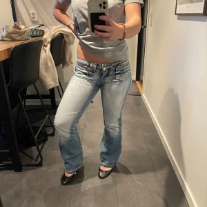 Lågmidjade jeans - assnygga blå bootcut jeans! Midjemått 37cm och innerbenslängd 74cm. Dragkedjan är sönder men inget som märks mycket eftersom den är väldigt liten! Skriv vid frågor💕