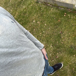 Grå långärmad tröja från Polo Ralph Lauren - Säljer en stilren grå långärmad tröja från Polo Ralph Lauren. Tröjan är i mjukt bomullsmaterial och har en liten broderad logga på bröstet. Perfekt för en avslappnad look. Hör av dig vid intresse!