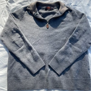 Grå merinoulltröja half zip från Morris - Säljer en stilren grå tröja från Morris i 100% merinoull. Perfekt för våriga dagar med sin mjuka och varma känsla. Tröjan är i bra skick. Skriv till mig vid frågor eller funderingar💛