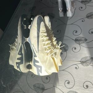 Nike Mercurial fotbollsskor - Snygga fotbollsskor från Nike Mercurial i en ljusgul färg med svarta detaljer. Skorna har snörning och en strömlinjeformad design för optimal prestanda på planen. Perfekta för dig som vill ha stil och funktion i ett. Användarna en gång!! Och så kan vi förhandla pris och jag har boxen.