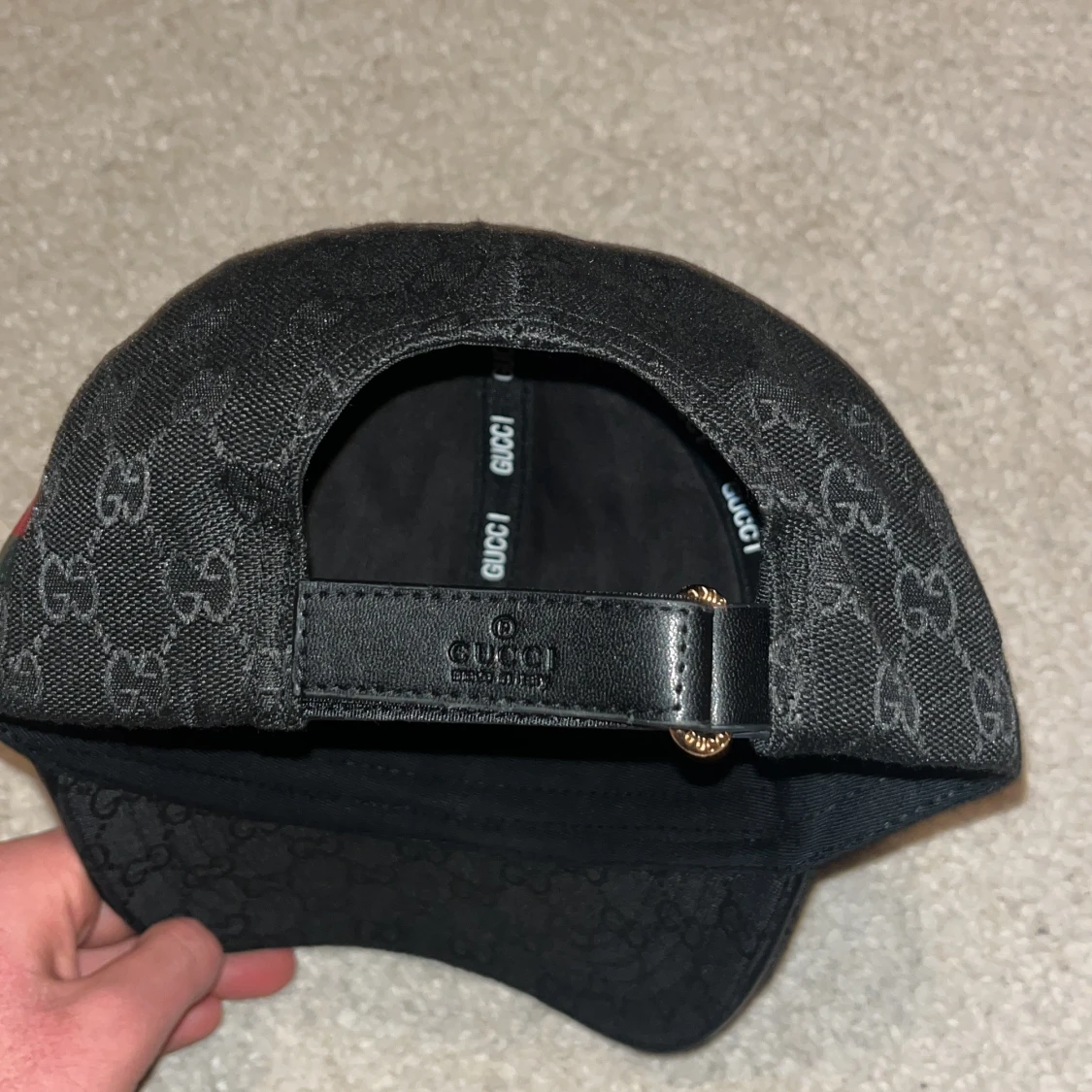 Svart keps med ränder - 4