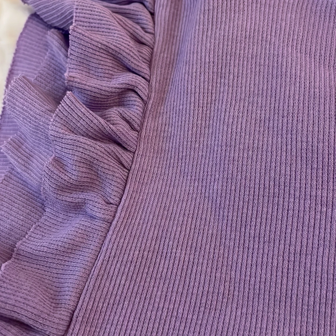 Ribbad lila volangtopp  - 4