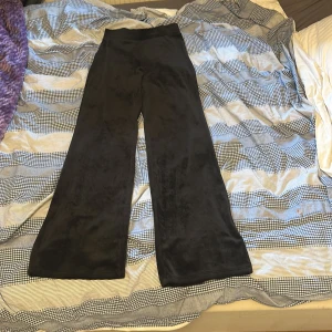 Svarta wide byxor från H&M - Svarta mjuka byxor från H&M i storlek 152. De har en bred, rak passform med något utsvängd i slutet och är tillverkade i ett mjukt material av ca 95% polyester och 5% elastan. Perfekta för en chill och trendig look.