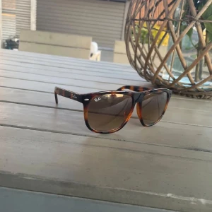 Rayban boyfriends - Säljer ett par feta raybans 