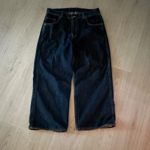 Baggy jeans district 46 - Vintage baggy mörkblåa jeans från märket district fortysix. De är i storlek S och har inga problem, bara för små för mig. Nypris 1099kr