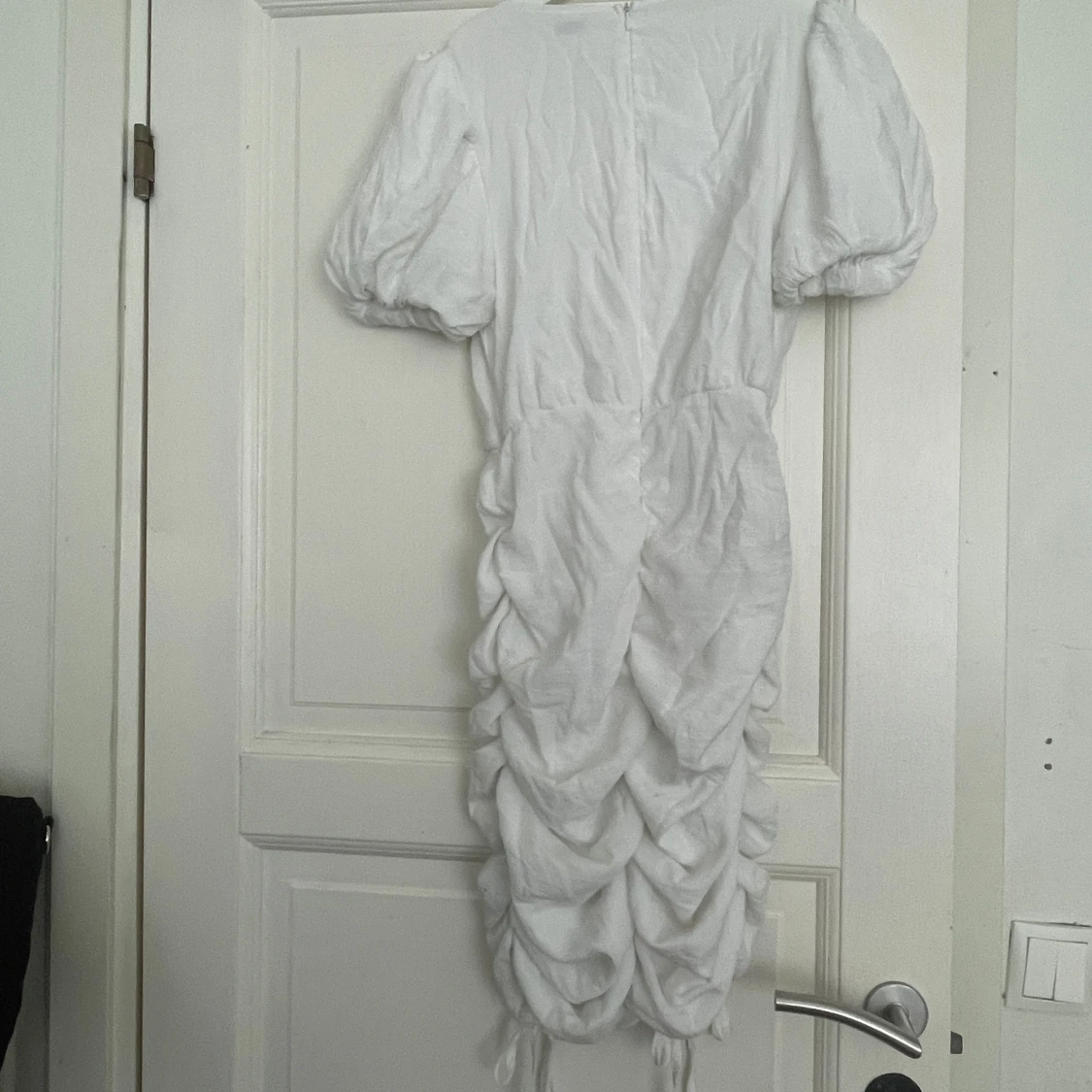 Vit omlottklänning från NLY Trend - 1