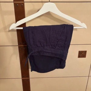 Solid - Linneshorts - Säljer dessa linneshortsen från Solid, helt oanvända!😁👏 Väljer du att betala direkt via Swish kan jag gå ner lite i pris eftersom vi då slipper all väntetid som tillkommer via betalning genom Plick!🏆 Skicka ett PM vid frågor eller funderingar.