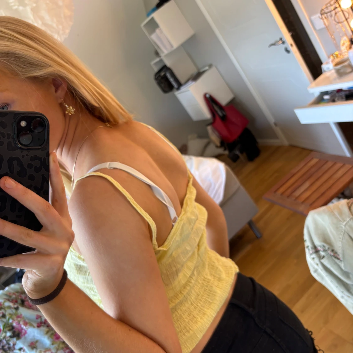 Gul smockad linnetopp med tunna band - 2