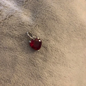 Hjärthänge i äkta kristall, i äkta silver - Supersött hängsmycke i form av ett hjärta i äkta kristall, de andra är äkta silver . Använder endast kedjan som kom med. Vet ej vart den är ifrån fick den i present för föera år sen