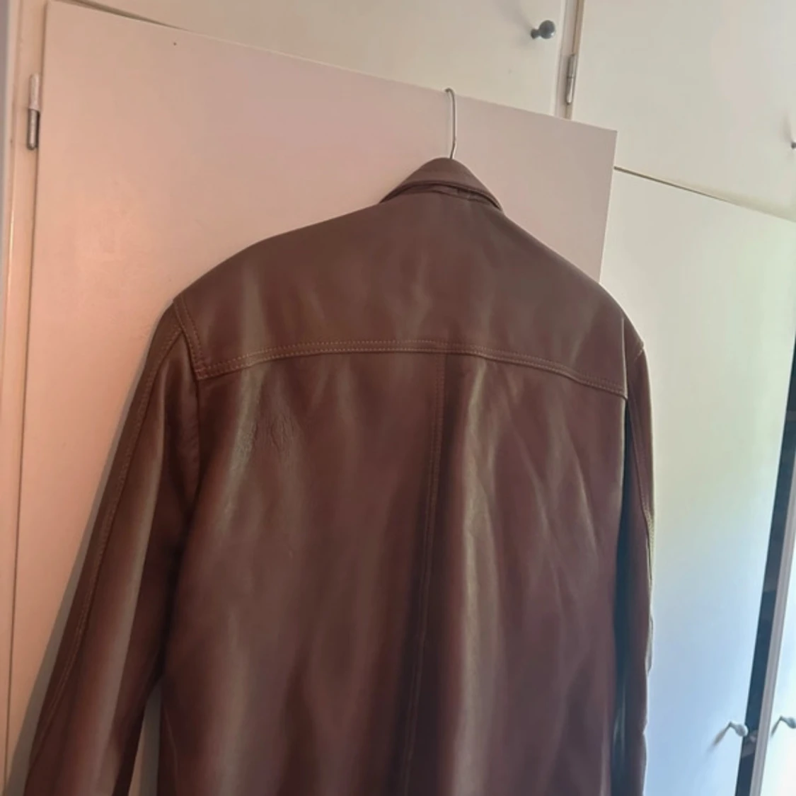 Brun skinnjacka med knappar - 1