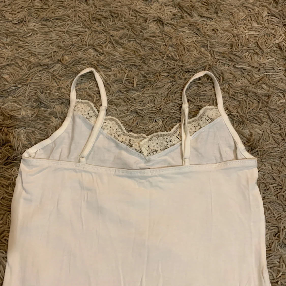 Vit spetsklänning med volangkant - 3