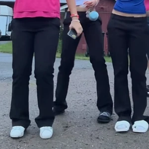 Svarta bootcut kostymbyxor med låg midja tall - Säljer ett par svarta kostymbyxor med bootcut och låg midja. Byxorna har en klassisk rak passform upptill och utsvängda ben nertill, vilket ger en snygg siluett. Perfekta att styla med crop tops eller skjortor för en trendig look.