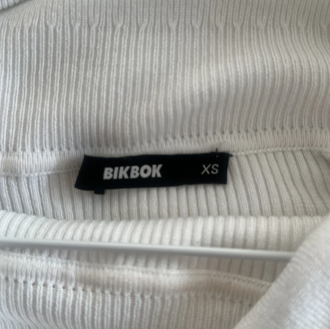 Vit ribbad offshoulder topp från BikBok - 1
