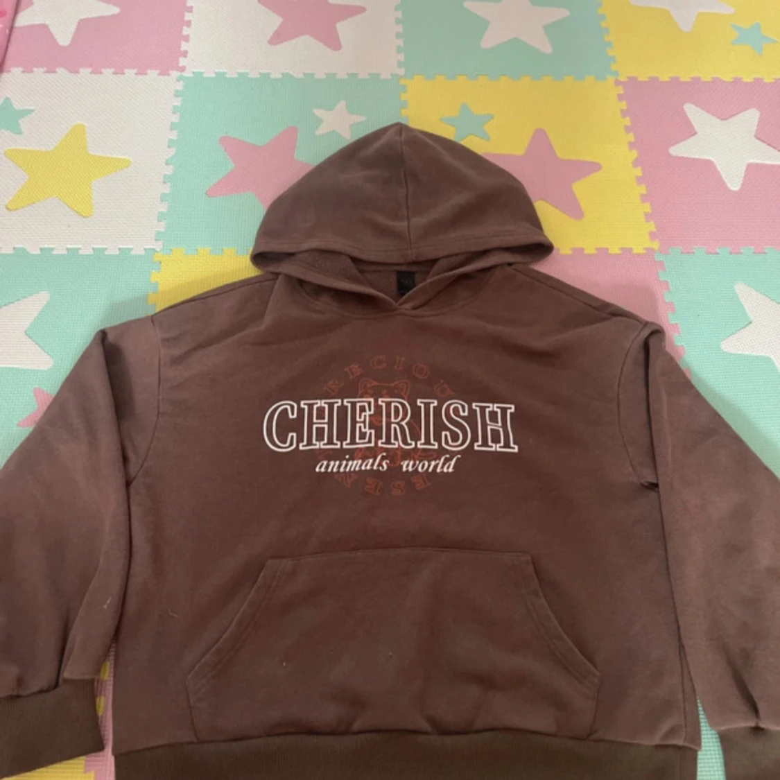 Brun hoodie med tryck 'CHERISH'