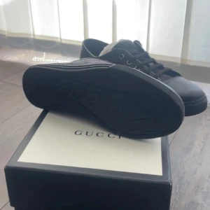 Gucci ace skor - Säljer ett par riktigt snygga Gucci Ace skor. Dessa är sjukt snygga. Skicket på dessa är 10/10. Storleken är 42. Pris kan diskuteras vid en snabb affär. Endast skorna följer med. Kontakta om ni har några frågor eller funderingar.