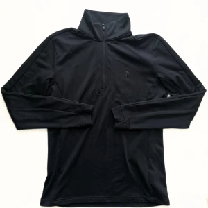 Peak performance half zip - Svart långärmad tröja från Peak Performance med half zip. Snygg minimalistisk design med diskret logga på bröstet och ryggen. Perfekt för lager-på-lager och funkar lika bra till träning som chill. Tillverkad i mjukt syntetmaterial.   Skick 10/10 använd någon enstaka gång men så gott som ny.   Tveka inte å höra av dig om du har några frågor eller vill ha fler bilder!