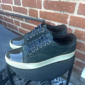 Lanvin cap toes - Lanvin cap toes säljes i bra skick, de är mörkblåa och box och dustbag medföljs! De är storlek 42 men lanvins är oftast 1 storlek större så passar folk med storlek 43