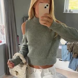Stickad Tröja Gina - Superfin grå stickad tröja från Gina Tricot med offshoulder-detalj och hög hals. Inga skador💞