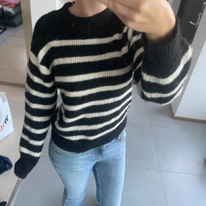Randig svartvit stickad tröja H&M XS - Säljer en stickad tröja från H&M i storlek XS. Tröjan är svart med vita horisontella ränder, har rund halsringning och långa ärmar. Perfekt för dig som gillar en klassisk men chill look. Materialet är mjukt och ribbat för extra komfort. En av mina favvo tröjor som nu är för liten🥲